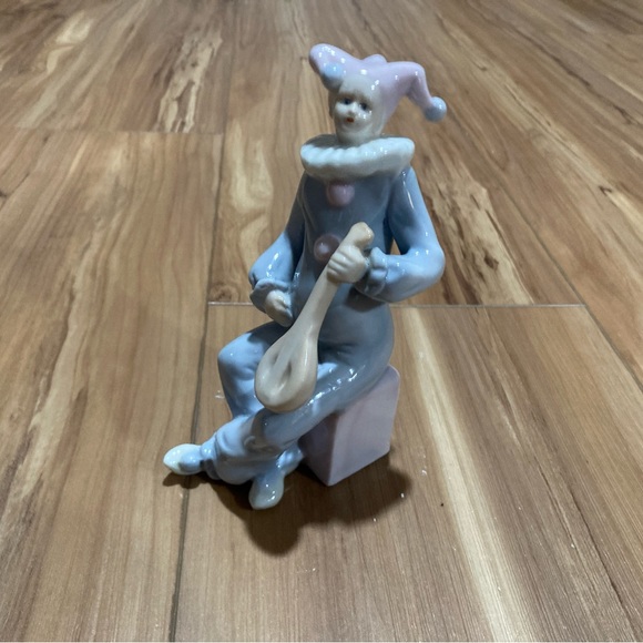 Vintage Russ Berrie Clown Figurine With Mandolin~Pastel Porcelain - Picture 1 of 3